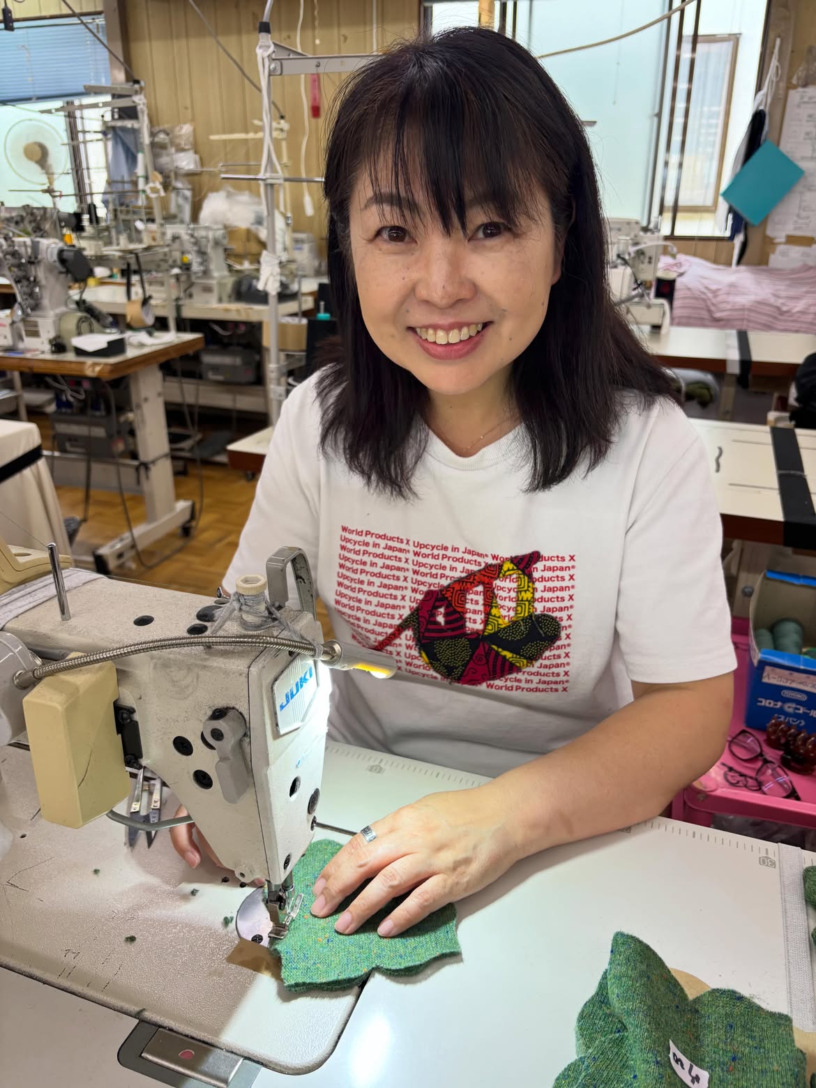 ミシンの前に立つ代表の山田珠美